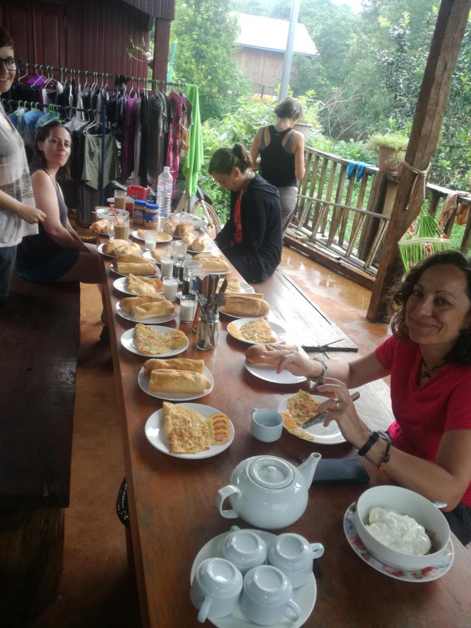 Bee Bee'S Chalets Home Stay And Trekking Banlung Bagian luar foto
